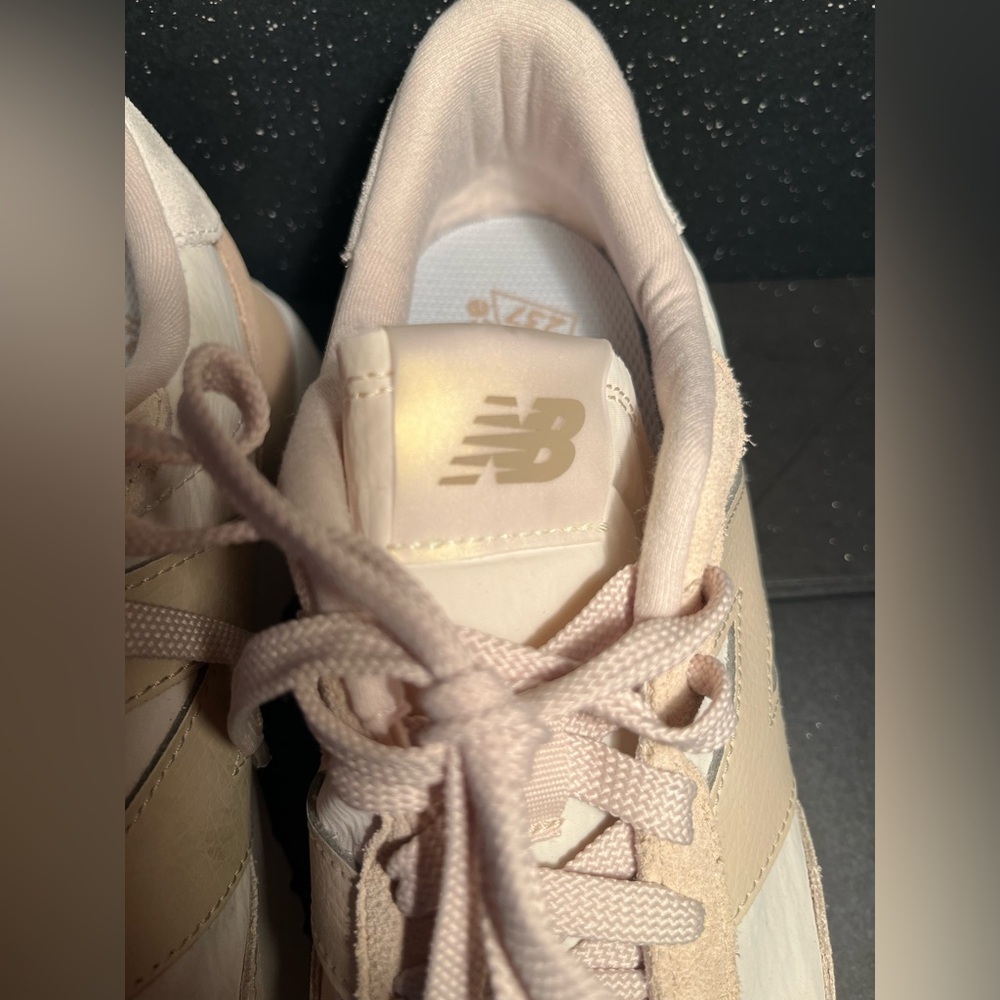 New Balance (,The Intelligent Choice ) women’s sneakers size 7.5 🍰🧁🎂🍰🧁🍰🧁🍰🎂🍰🎂🍰 - Picture 4 of 8